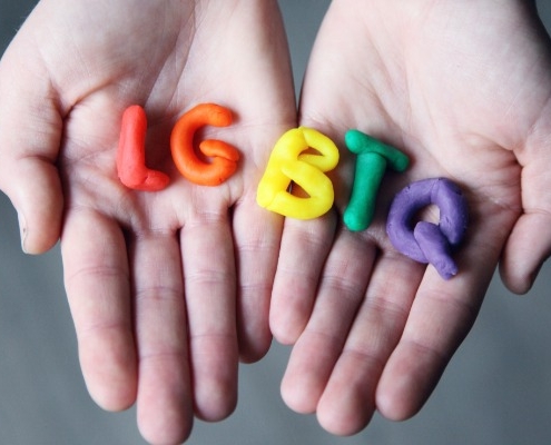 Imagen de dos manos con las letras LGBTQ