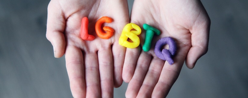 Imagen de dos manos con las letras LGBTQ