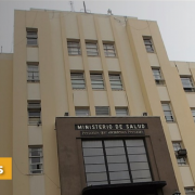 Fotografía de fachada del "Ministerio de salud" con el hastash #aoeparatodas