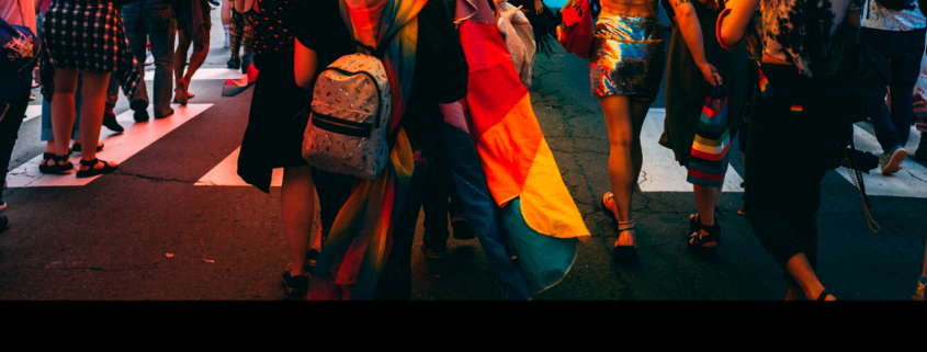 Portada del Boletín Empodera Número 2 del año 2021. Imagen de jóvenes bajo una bandera grande LGBTI