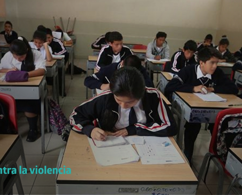 Niños en un salón de clases con el hashtag #Elecciones2021