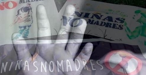 Fotomontaje de carteles y una mano con slogan #niñasnomadres