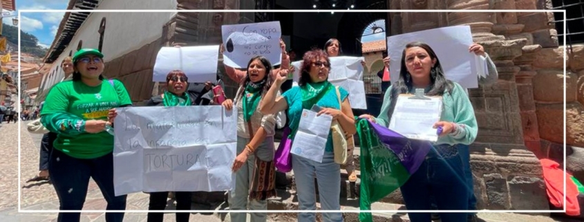 Grupo de mujeres protestando en el Arzobispadode Cusco