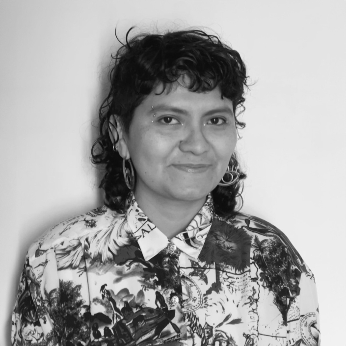 Angie Munoz, Asesora de Programas, en blanco y negro