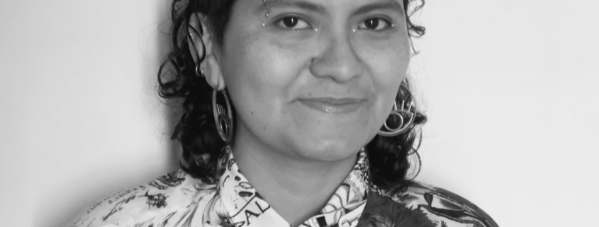 Angie Munoz, Asesora de Programas, en blanco y negro