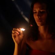 Captura de imagen de una mujer apagando una vela